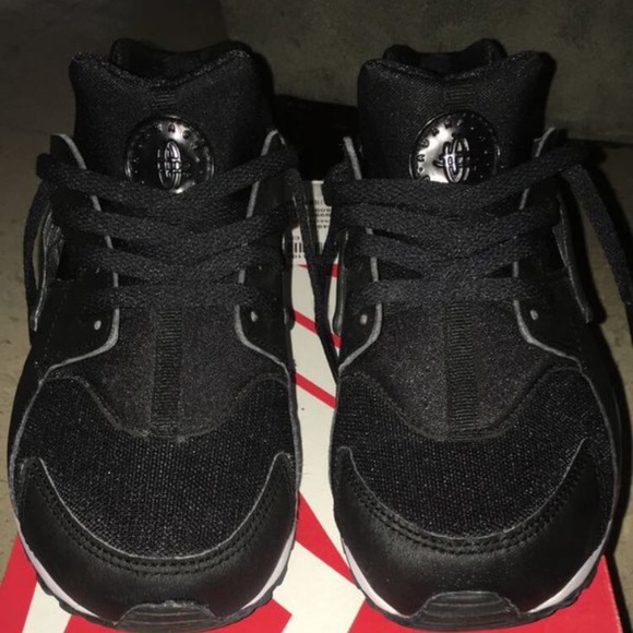 black huaraches size 3